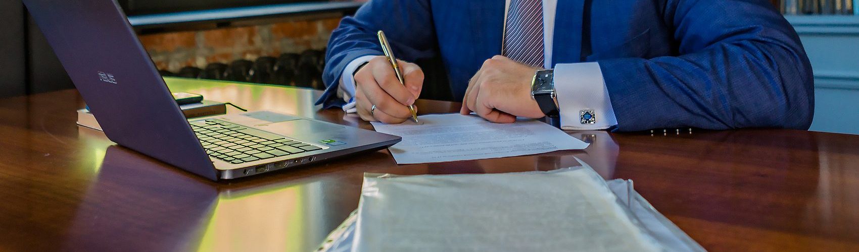 Юрист бюро за работой с документами